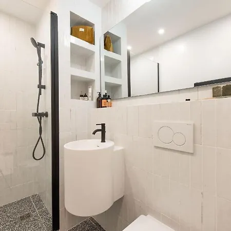 Апартаменты And Renovated Parisian Apartment, 6-7 Guests